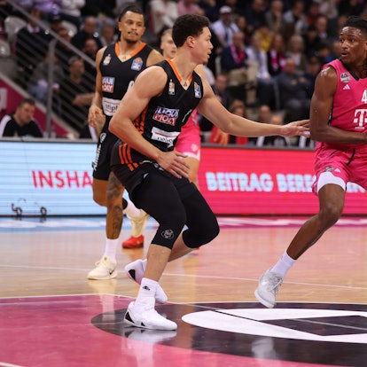 Bonns Phlandrous Fleming Jr. (rechts) will am Ulmer Isaiah Roby vorbeiziehen.