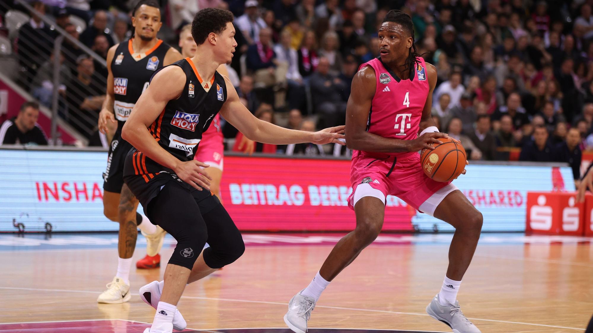 Bonns Phlandrous Fleming Jr. (rechts) will am Ulmer Isaiah Roby vorbeiziehen.