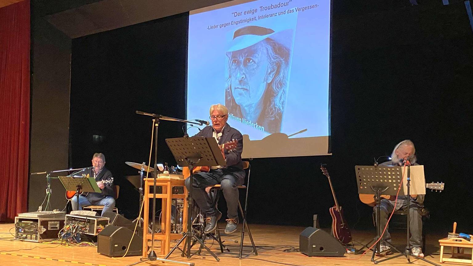 Von links: Hein Pelzer (Bass), Günther Nürnberg (Percussion), Ralf Paas (Mundharmonika und Technik), Bernd Schumacher und Arno Schumacher (Rhythmus-, Solo- und Slidegitarre) interpretieren gesellschaftskritische Lieder ihres alten Kumpels Wolfgang Niedecken.