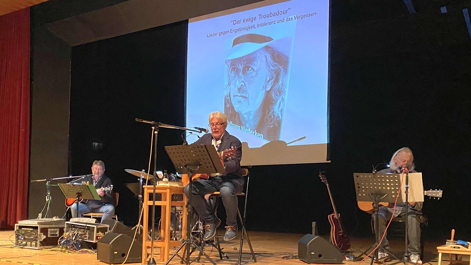 Von links: Hein Pelzer (Bass), Günther Nürnberg (Percussion), Ralf Paas (Mundharmonika und Technik), Bernd Schumacher und Arno Schumacher (Rhythmus-, Solo- und Slidegitarre) interpretieren gesellschaftskritische Lieder ihres alten Kumpels Wolfgang Niedecken.