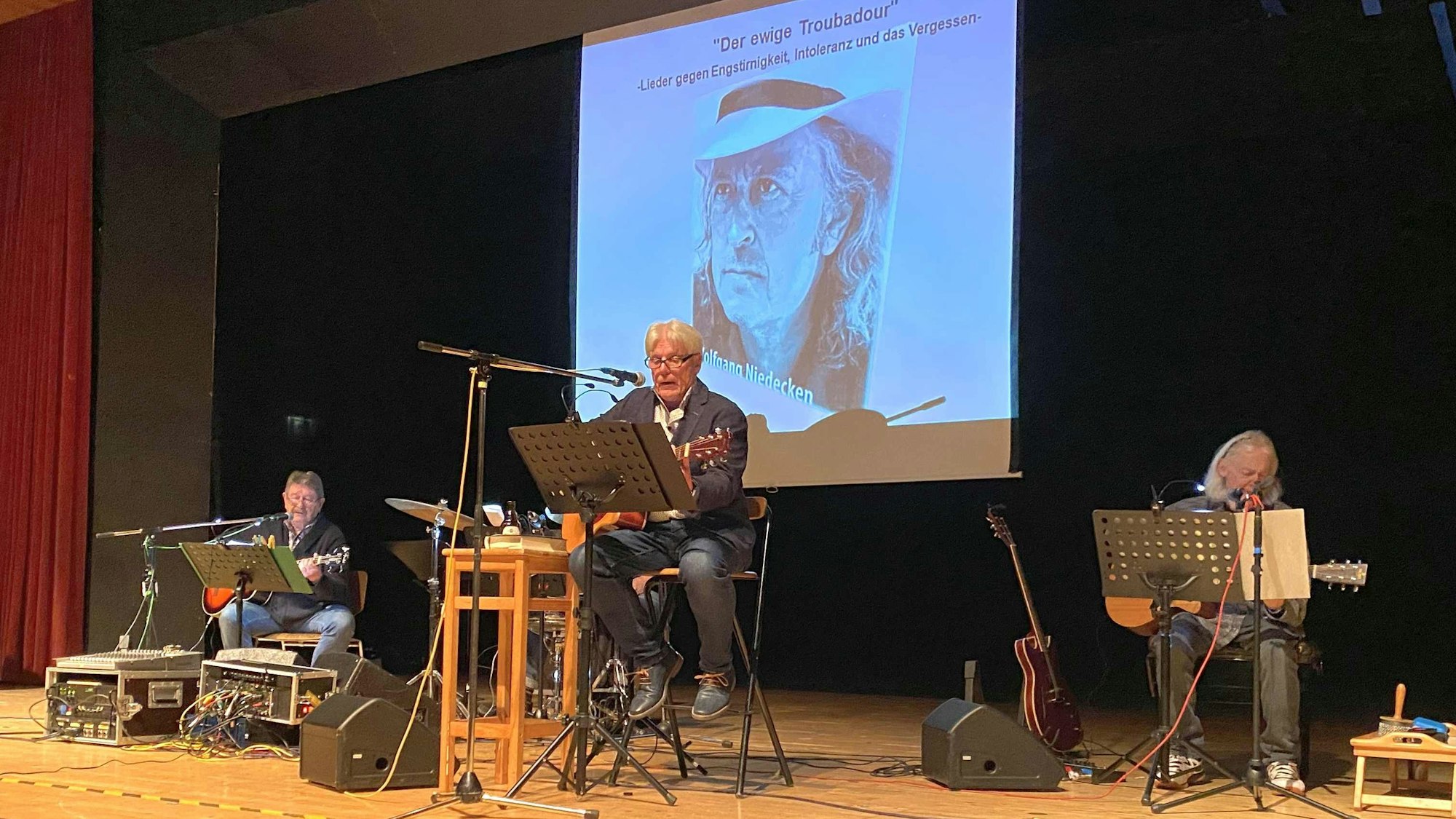 Von links: Hein Pelzer (Bass), Günther Nürnberg (Percussion), Ralf Paas (Mundharmonika und Technik), Bernd Schumacher und Arno Schumacher (Rhythmus-, Solo- und Slidegitarre) interpretieren gesellschaftskritische Lieder ihres alten Kumpels Wolfgang Niedecken.