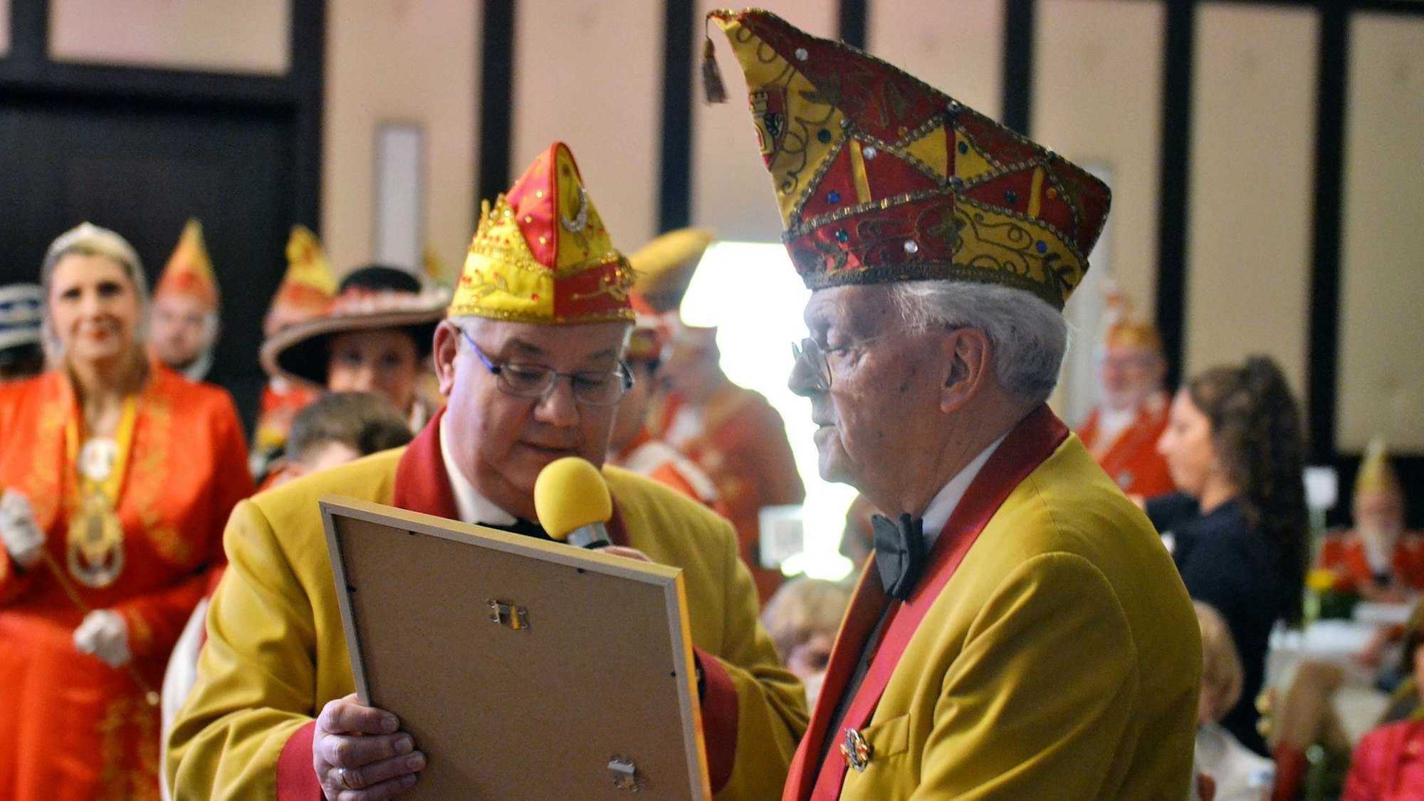 Antonius Wichterich bekommt eine gerahmte Urkunde überreicht.