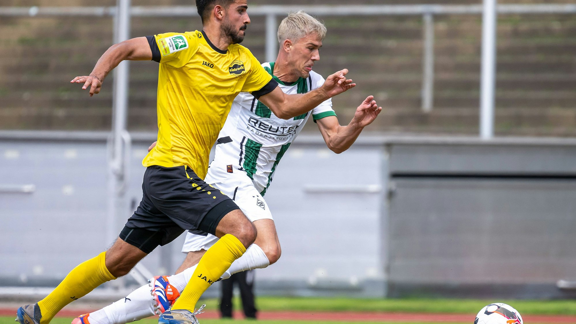 Firat Tuncer und Noah Pesch laufen um den Ball auf gleicher Höhe.