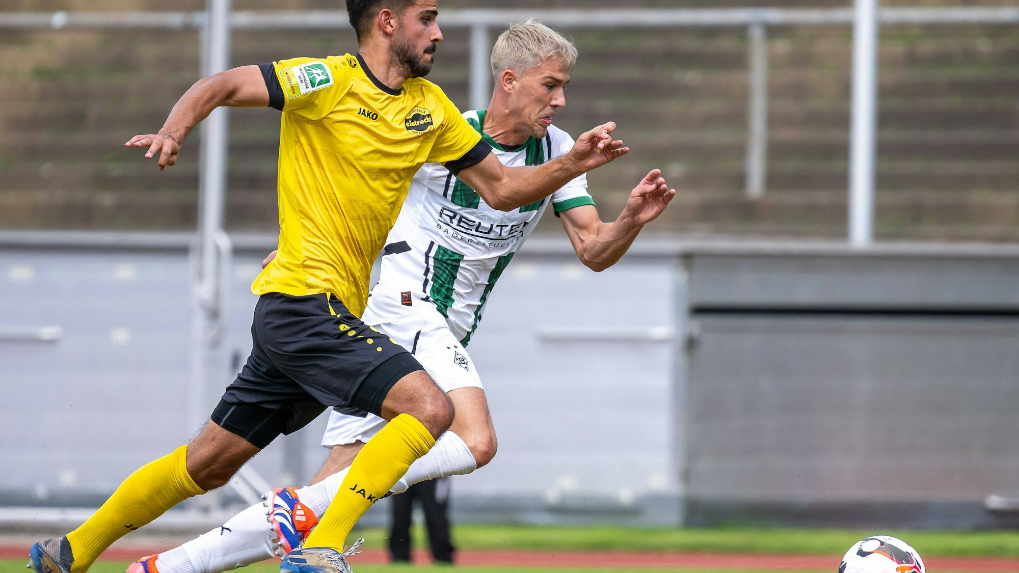 Firat Tuncer und Noah Pesch laufen um den Ball auf gleicher Höhe.