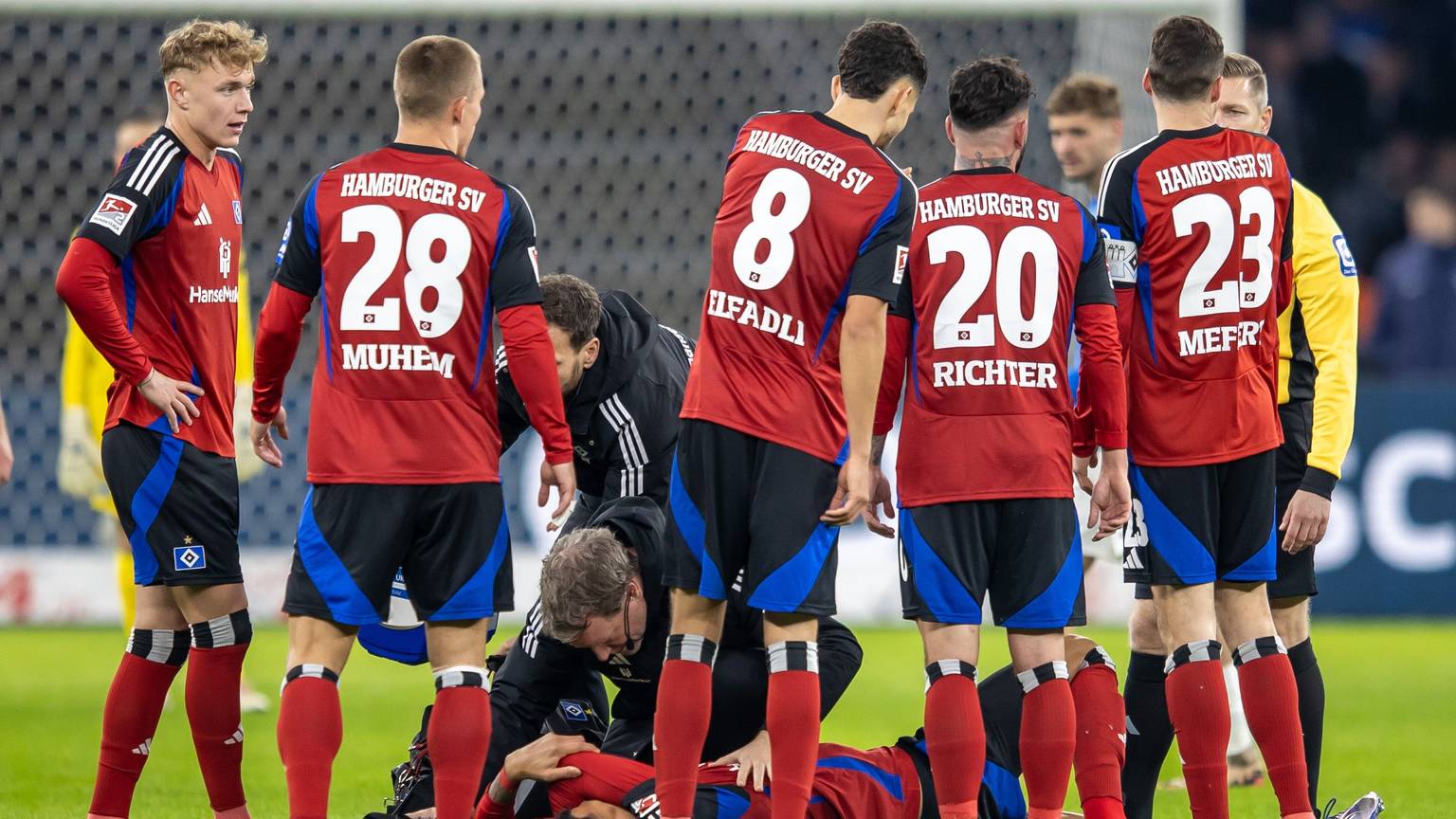 25.01.2025, Berlin: Fußball: 2. Bundesliga, Hertha BSC - Hamburger SV, 19. Spieltag, Olympiastadion. Davie Selke von Hamburger SV liegt verletzt am Boden und wird behandelt. Foto: Andreas Gora/dpa - WICHTIGER HINWEIS: Gemäß den Vorgaben der DFL Deutsche Fußball Liga bzw. des DFB Deutscher Fußball-Bund ist es untersagt, in dem Stadion und/oder vom Spiel angefertigte Fotoaufnahmen in Form von Sequenzbildern und/oder videoähnlichen Fotostrecken zu verwerten bzw. verwerten zu lassen. +++ dpa-Bildfunk +++