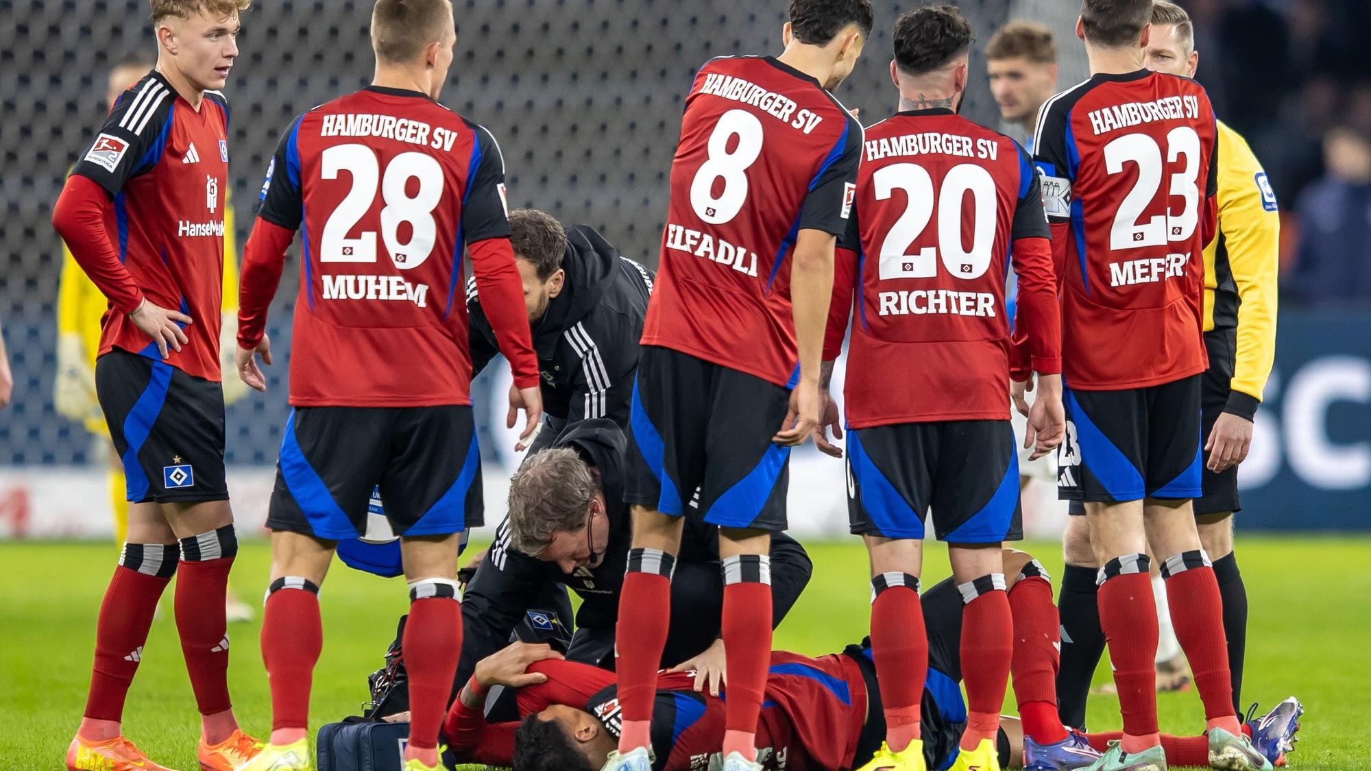 25.01.2025, Berlin: Fußball: 2. Bundesliga, Hertha BSC - Hamburger SV, 19. Spieltag, Olympiastadion. Davie Selke von Hamburger SV liegt verletzt am Boden und wird behandelt. Foto: Andreas Gora/dpa - WICHTIGER HINWEIS: Gemäß den Vorgaben der DFL Deutsche Fußball Liga bzw. des DFB Deutscher Fußball-Bund ist es untersagt, in dem Stadion und/oder vom Spiel angefertigte Fotoaufnahmen in Form von Sequenzbildern und/oder videoähnlichen Fotostrecken zu verwerten bzw. verwerten zu lassen. +++ dpa-Bildfunk +++