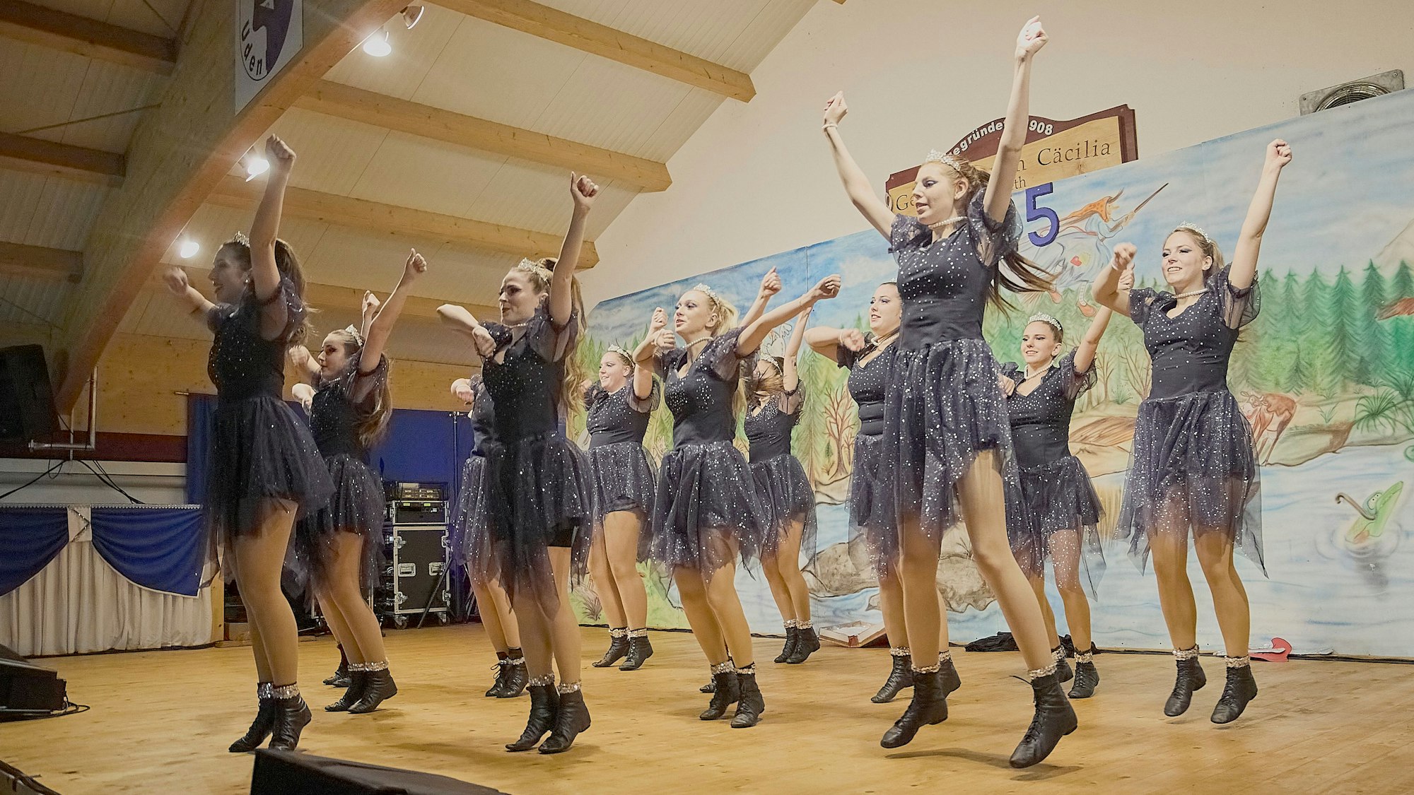 Junge Frauen tanzen auf der Bühne.