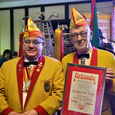 Das Bild zeigt Präsident Hans Josef Schneider (v.l.), Joachim van Laak samt Urkunde und Vizepräsident Peter Schumacher.