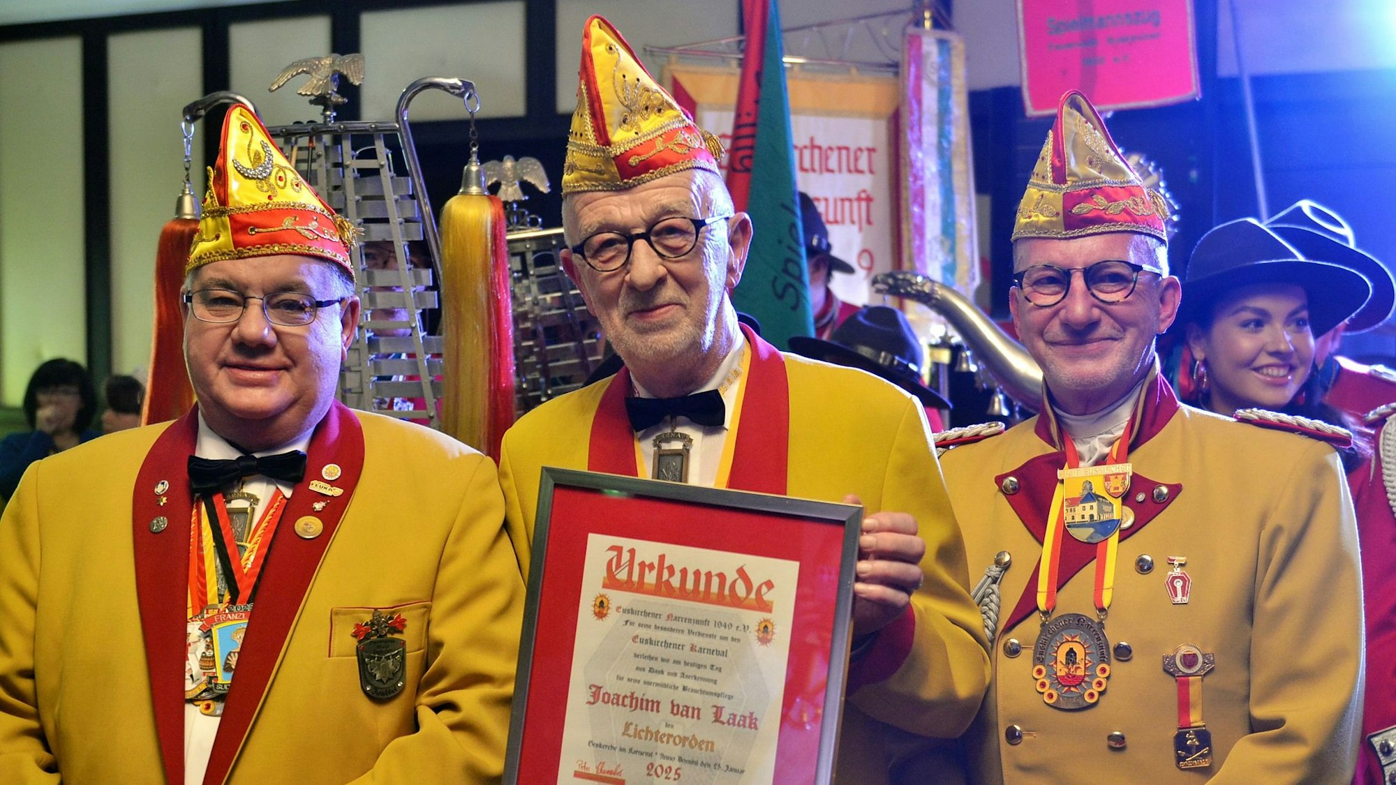 Das Bild zeigt Präsident Hans Josef Schneider (v.l.), Joachim van Laak samt Urkunde und Vizepräsident Peter Schumacher.
