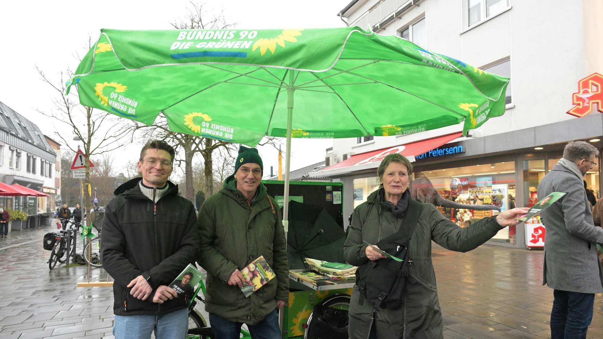 Wahlkampf ist ein hartes Geschäft: Auch bei schlechtem Wetter wird um jede Stimme gekämpft.