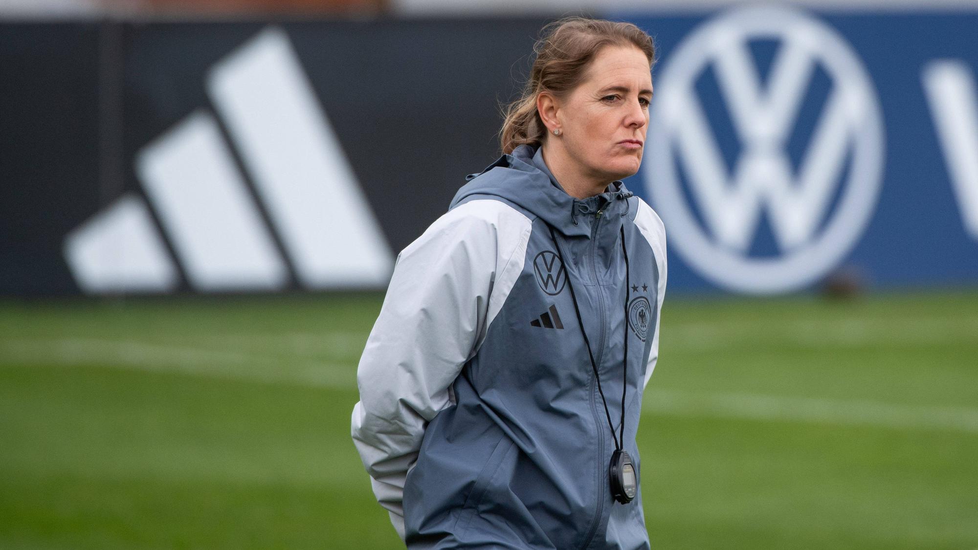 Britta Carlson Deutschland, Co-Trainerin, dahinter Adidas und VW Volkswagen Branding, AUT, Training DFB Frauen Nationalmannschaft Deutschland, UEFA Womens Euro 2025 Qualifikation, Lehrgang in Hagenberg Oesterreich, 02.04.2024 AUT, Training DFB Frauen Nationalmannschaft Deutschland, UEFA Womens Euro 2025 Qualifikation, Lehrgang in Hagenberg Oesterreich, 02.04.2024 Hagenberg *** Britta Carlson Germany, co-trainer , behind Adidas and VW Volkswagen branding, AUT, training DFB womens national team Germany, UEFA Womens Euro 2025 qualification, training course in Hagenberg Austria , 02 04 2024 AUT, training DFB womens national team Germany, UEFA Womens Euro 2025 qualification, training course in Hagenberg Austria , 02 04 2024 Hagenberg Copyright: xEibner-Pressefoto/Memmlerx EP_MMR