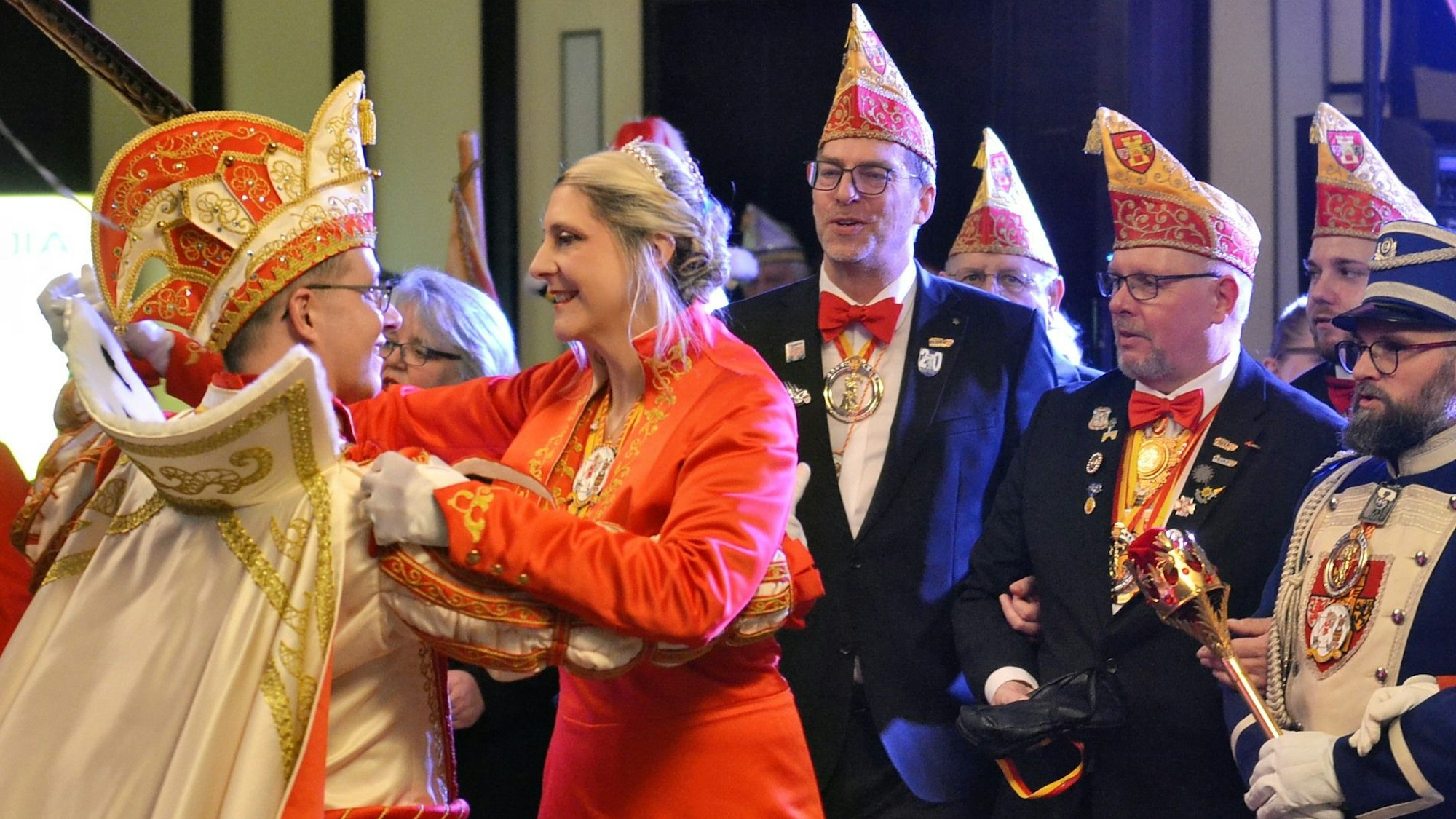 Das Prinzenpaar tanzt, andere Karnevalisten schauen zu.