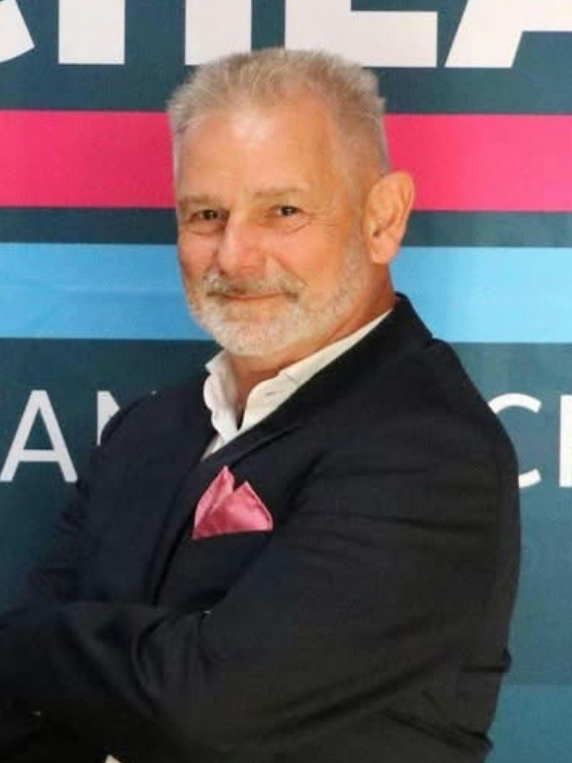 Das Foto zeigt eine Porträtaufnahme des Kandidaten.