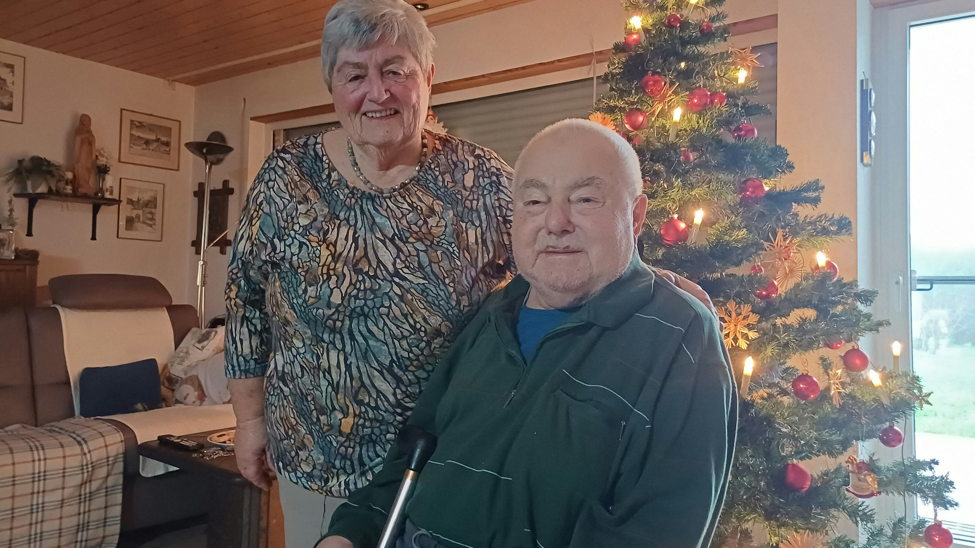 Zwei Senioren im Wohnzimmer