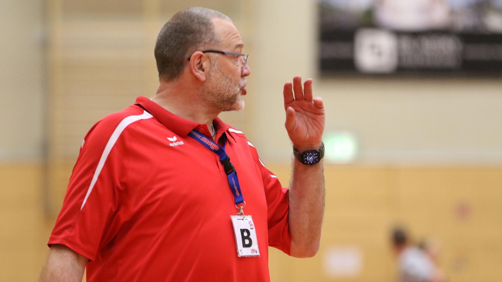 Das Bild zeigt den Coach an der Seitenlinie.