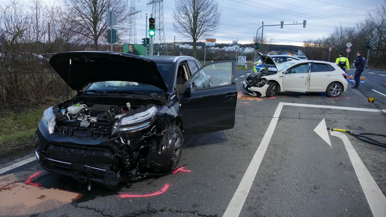 Zwei beschädigte Autos stehen auf einer Straße.