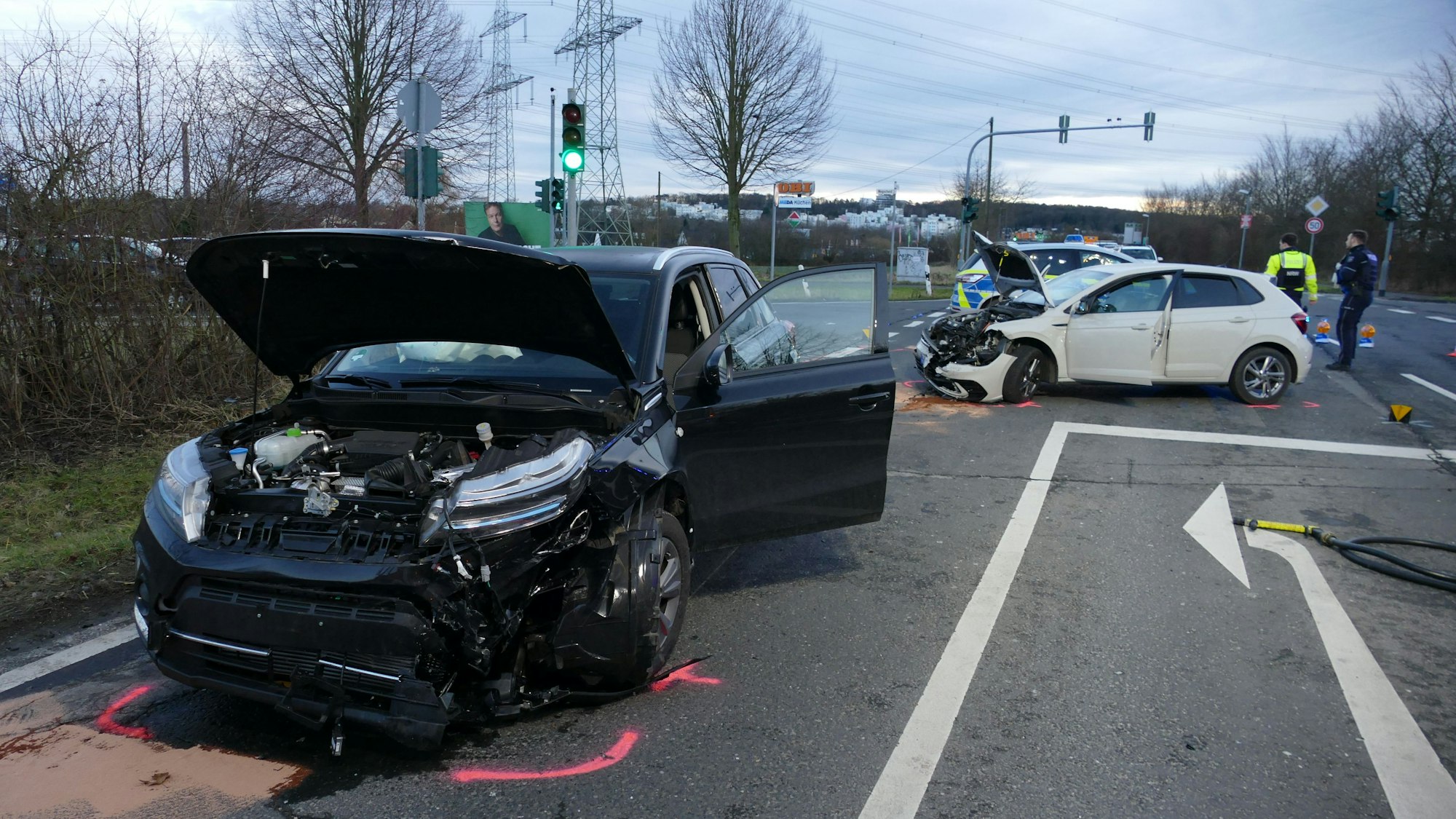 Zwei beschädigte Autos stehen auf einer Straße.