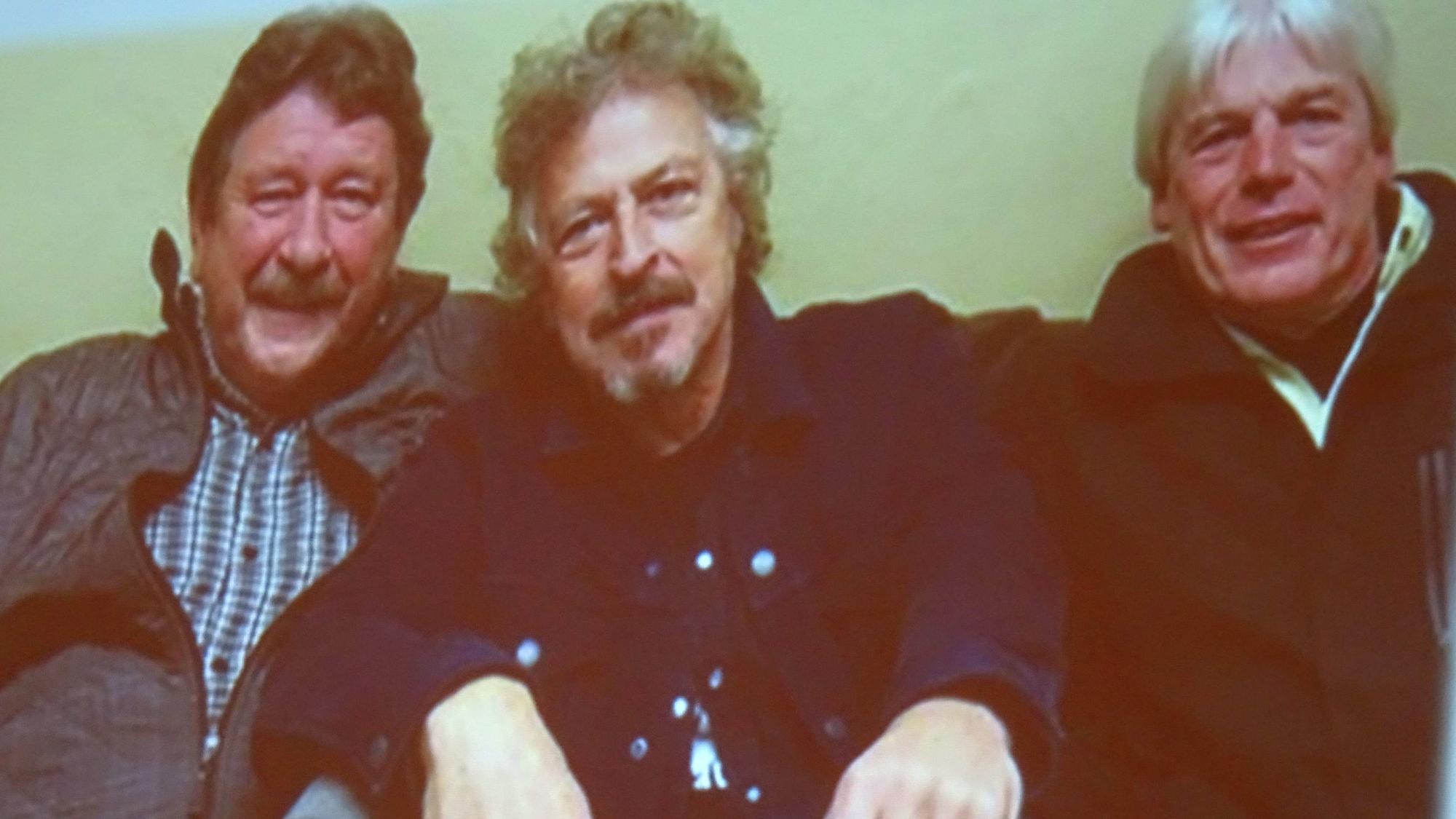 Das Foto stammt von Tina Niedecken, gezeigt beim Konzert "Der ewige Troubadour" mit Bernd Schumacher und Band. Es zeigt von links Hein Pelzer, Wolfgang Niedecken und Bernd Schumacher nach einem Konzert von Niedecken in Koblenz im November 2016.