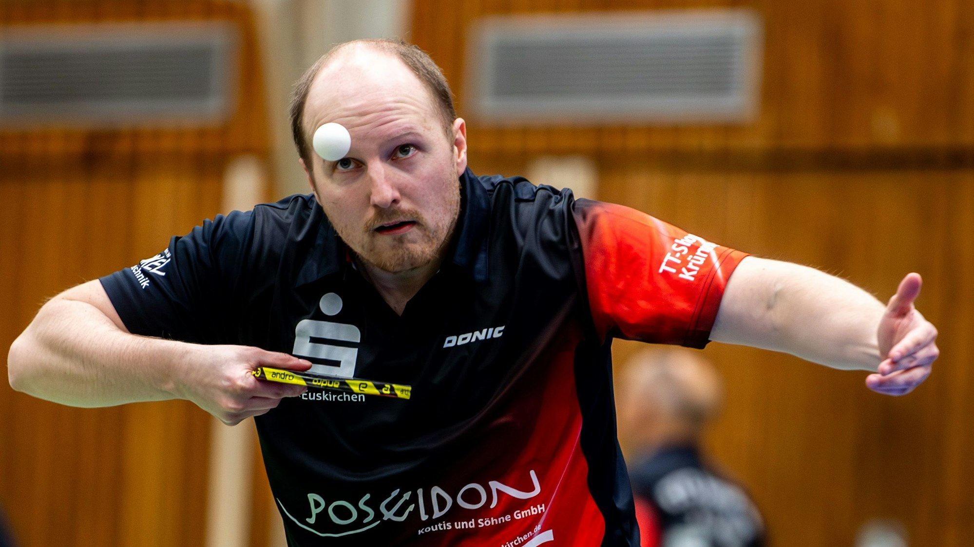 Das Bild zeigt den Tischtennisspieler Marcel Büttner beim Aufschlag.