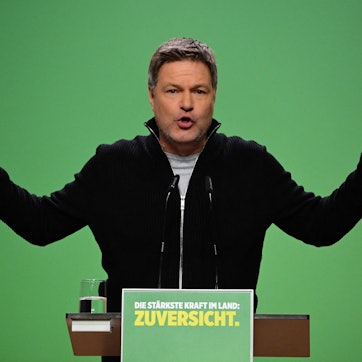 Der Kanzlerkandidat der Grünen, Robert Habeck, gestikuliert bei seiner Rede während des Bundesparteitags der Grünen.