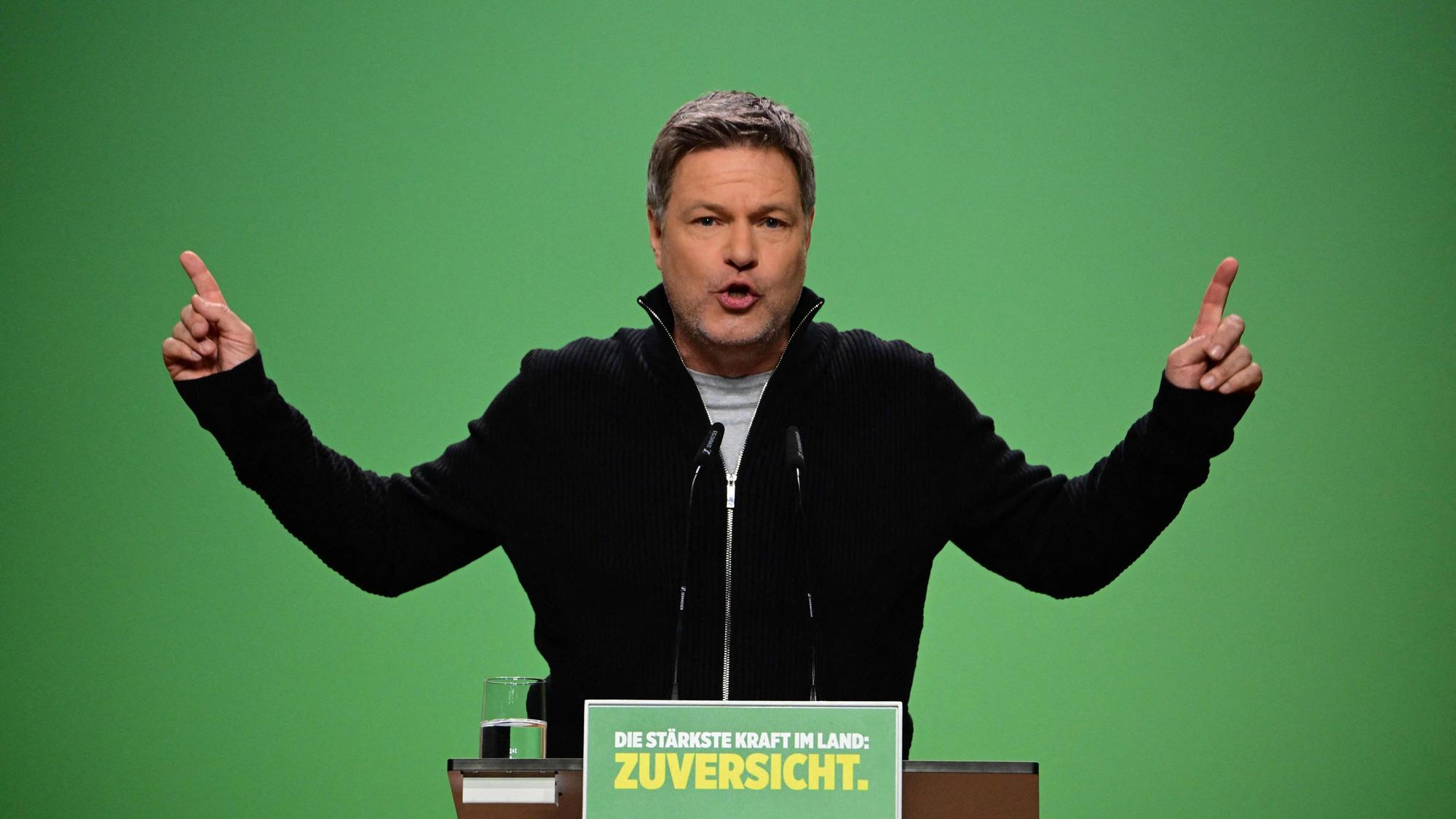Der Kanzlerkandidat der Grünen, Robert Habeck, gestikuliert bei seiner Rede während des Bundesparteitags der Grünen.