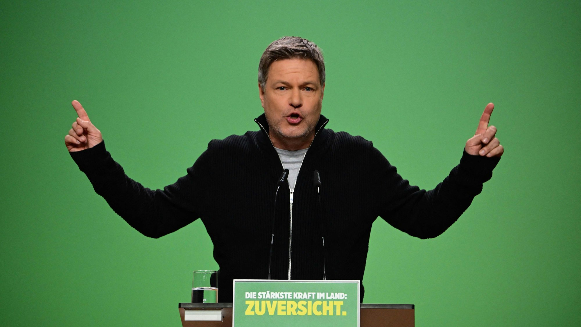 Der Kanzlerkandidat der Grünen, Robert Habeck, gestikuliert bei seiner Rede während des Bundesparteitags der Grünen.