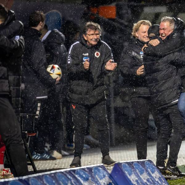 3. Liga: FC Viktoria Köln - SV Waldhof Mannheim, 24.01.2025 Jubel bei Olaf Janßen Cheftrainer Viktoria Köln über den Sieg Köln, 24.01.2025, 21. Spieltag der 3. Fußball-Liga, FC Viktoria Köln - SV Waldhof Mannheim im Sportpark Hoehenberg in Köln. Die DFL-Bestimmungen verbieten die Verwendung von Fotografien als Bildsequenzen und / oder Quasi-Videos. *** 3 Liga FC Viktoria Köln SV Waldhof Mannheim, 24 01 2025 Olaf Janßen head coach Viktoria Köln celebrates the victory Cologne, 24 01 2025, 21 matchday of the 3 soccer league, FC Viktoria Köln SV Waldhof Mannheim at Sportpark Hoehenberg in Cologne The DFL regulations prohibit the use of photographs as image sequences and or quasi videos Copyright: xBEAUTIFULxSPORTS/LeahxKohringx