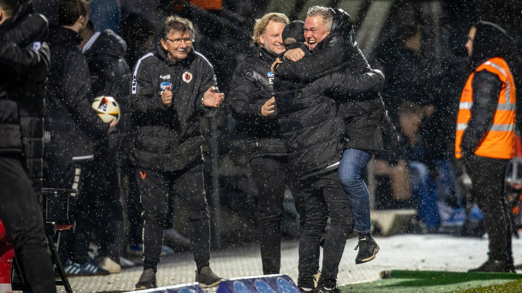 3. Liga: FC Viktoria Köln - SV Waldhof Mannheim, 24.01.2025 Jubel bei Olaf Janßen Cheftrainer Viktoria Köln über den Sieg  Köln, 24.01.2025, 21. Spieltag der 3. Fußball-Liga, FC Viktoria Köln - SV Waldhof Mannheim im Sportpark Hoehenberg in Köln. Die DFL-Bestimmungen verbieten die Verwendung von Fotografien als Bildsequenzen und / oder Quasi-Videos. *** 3 Liga FC Viktoria Köln SV Waldhof Mannheim, 24 01 2025 Olaf Janßen head coach Viktoria Köln celebrates the victory Cologne, 24 01 2025, 21 matchday of the 3 soccer league, FC Viktoria Köln SV Waldhof Mannheim at Sportpark Hoehenberg in Cologne The DFL regulations prohibit the use of photographs as image sequences and or quasi videos Copyright: xBEAUTIFULxSPORTS/LeahxKohringx