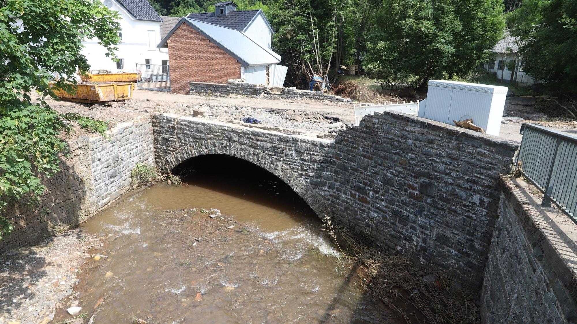 Eine Brücke über den Reifferscheider Bach weist schwere Schäden auf.
