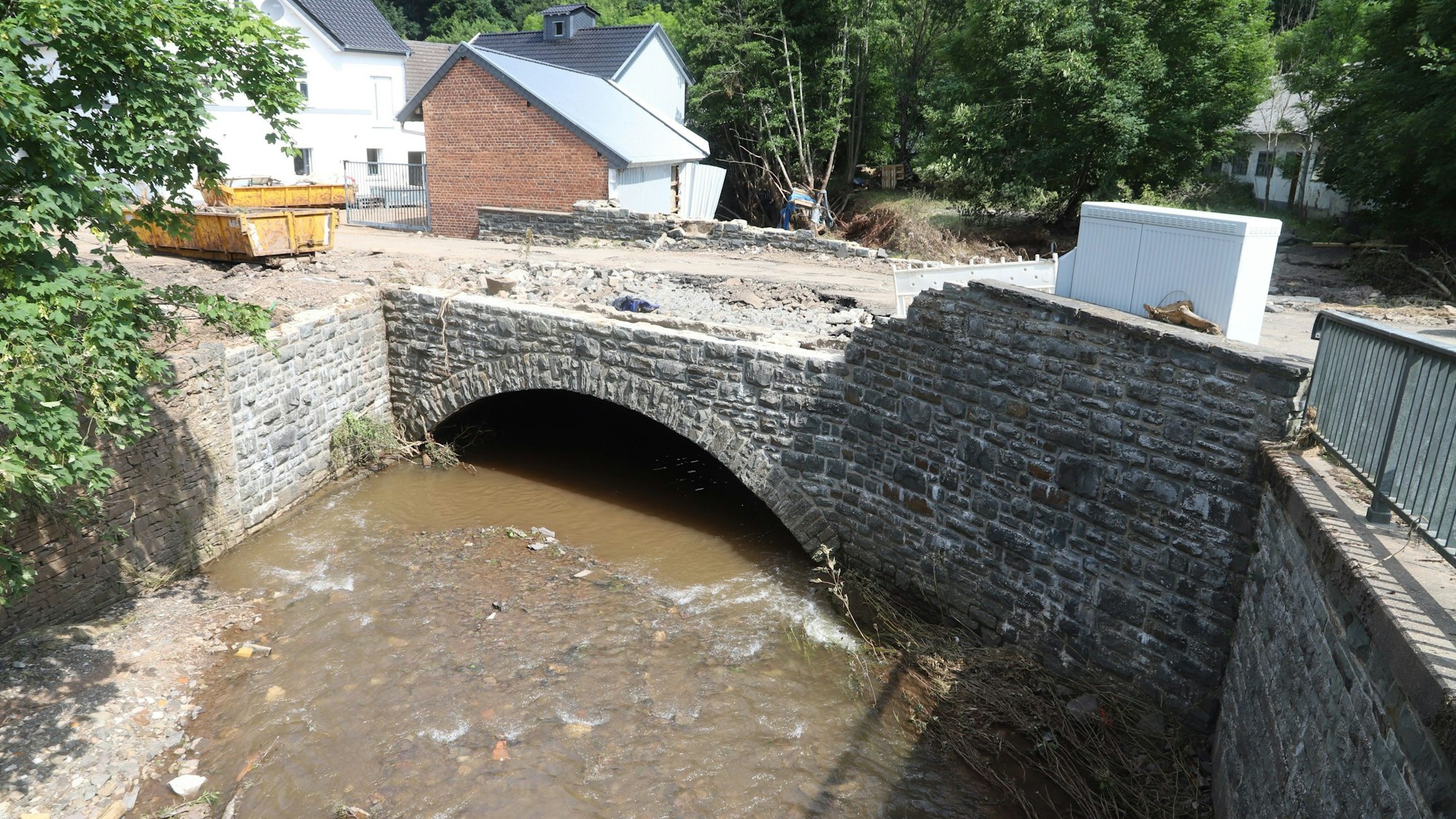 Eine Brücke über den Reifferscheider Bach weist schwere Schäden auf.