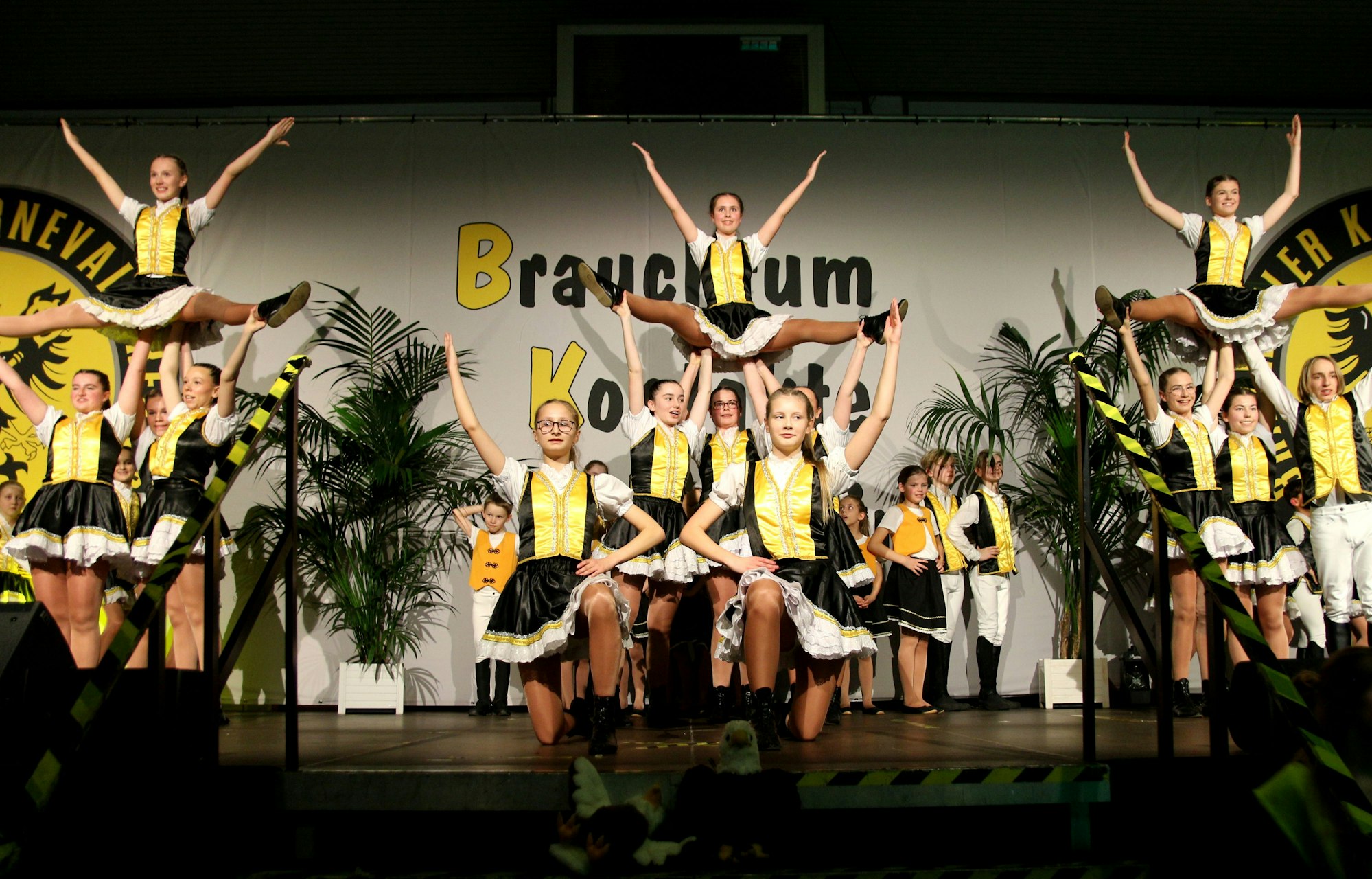 Zu sehen ist eine Tanzgruppe auf einer Bühne.