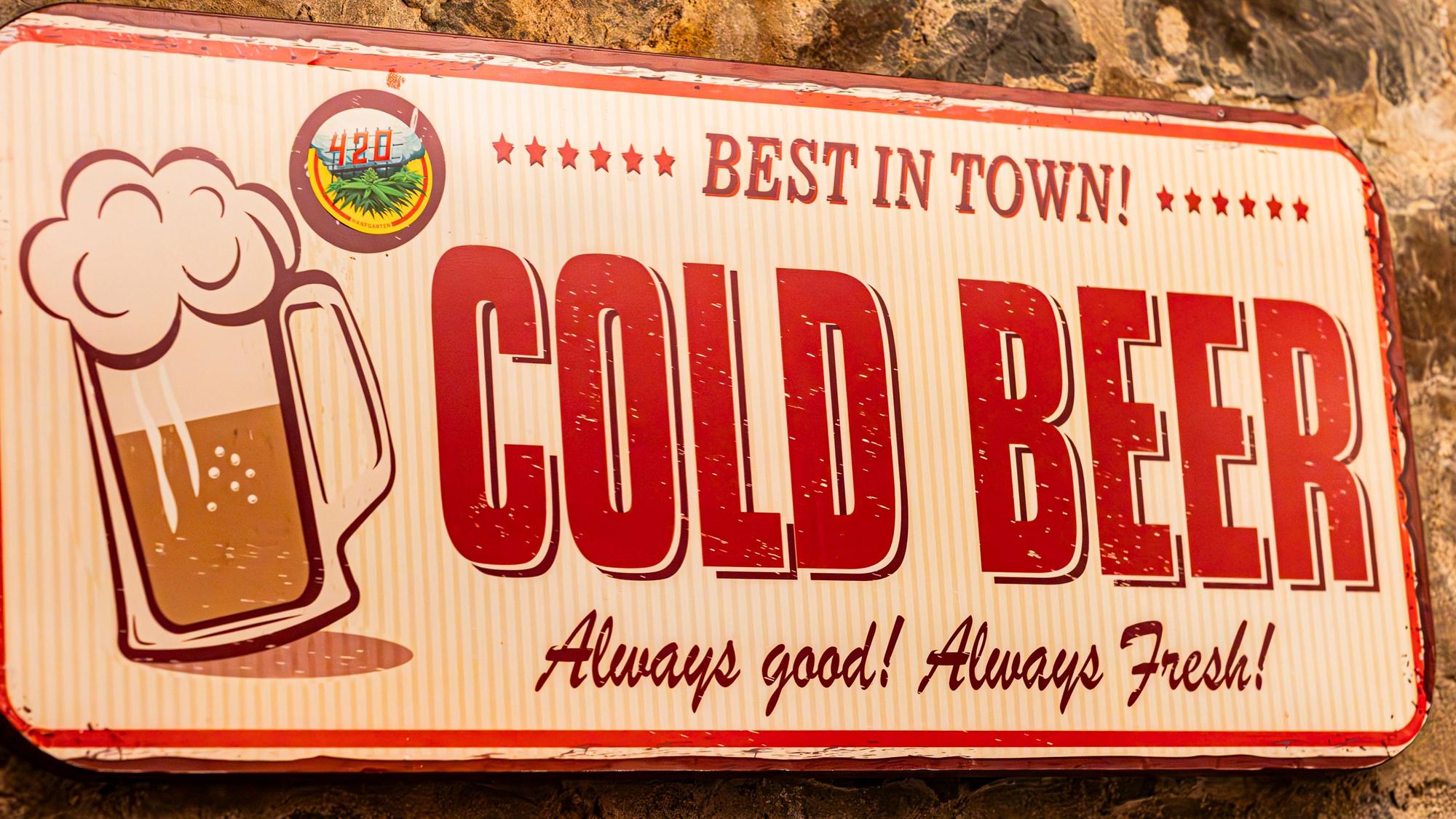 Eine Emailleschild mit der Aufschrift „Cold Beer“.