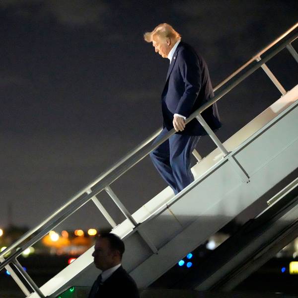 dpatopbilder - 25.01.2025, USA, Miami: US-Präsident Donald Trump verlässt die Air Force One auf dem Miami International Airport nach einem Flug aus Las Vegas. Foto: Mark Schiefelbein/AP/dpa +++ dpa-Bildfunk +++
