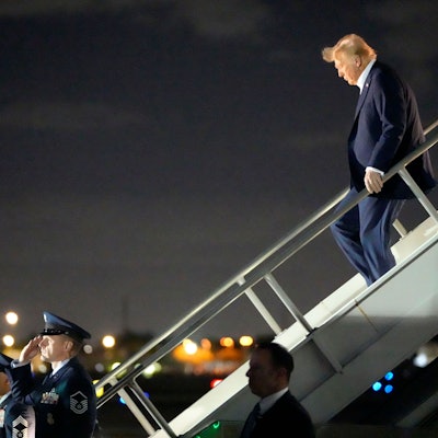dpatopbilder - 25.01.2025, USA, Miami: US-Präsident Donald Trump verlässt die Air Force One auf dem Miami International Airport nach einem Flug aus Las Vegas. Foto: Mark Schiefelbein/AP/dpa +++ dpa-Bildfunk +++