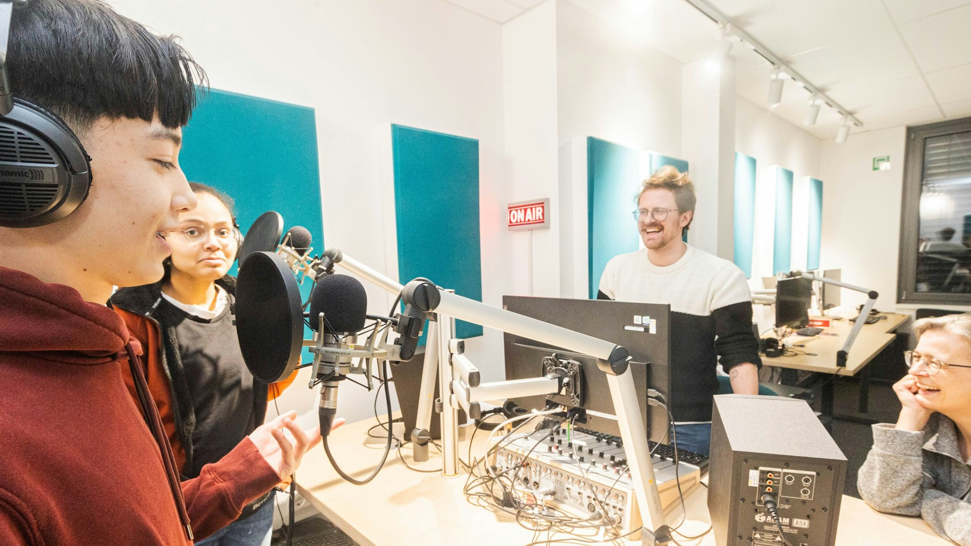 Achtung, Aufnahme! Auch Podcasts können die Jugendlichen im jfc Medienzentrum produzieren.