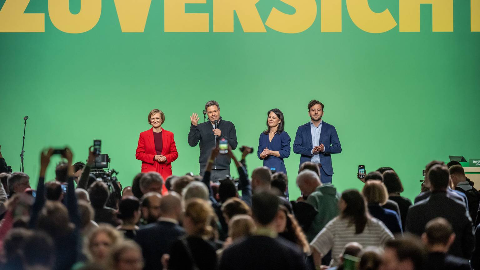 26.01.2025, Berlin: Robert Habeck (2.v.l.,Bündnis 90/Die Grünen), Bundesminister für Wirtschaft und Klimaschutz und Kanzlerkandidat, spricht beim Programmparteitag seiner Partei zu den Delegierten.
