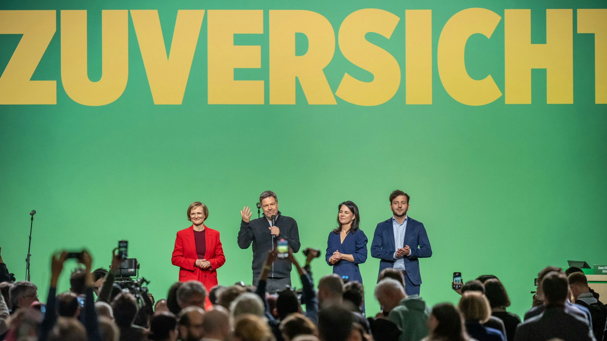 26.01.2025, Berlin: Robert Habeck (2.v.l.,Bündnis 90/Die Grünen), Bundesminister für Wirtschaft und Klimaschutz und Kanzlerkandidat, spricht beim Programmparteitag seiner Partei zu den Delegierten.