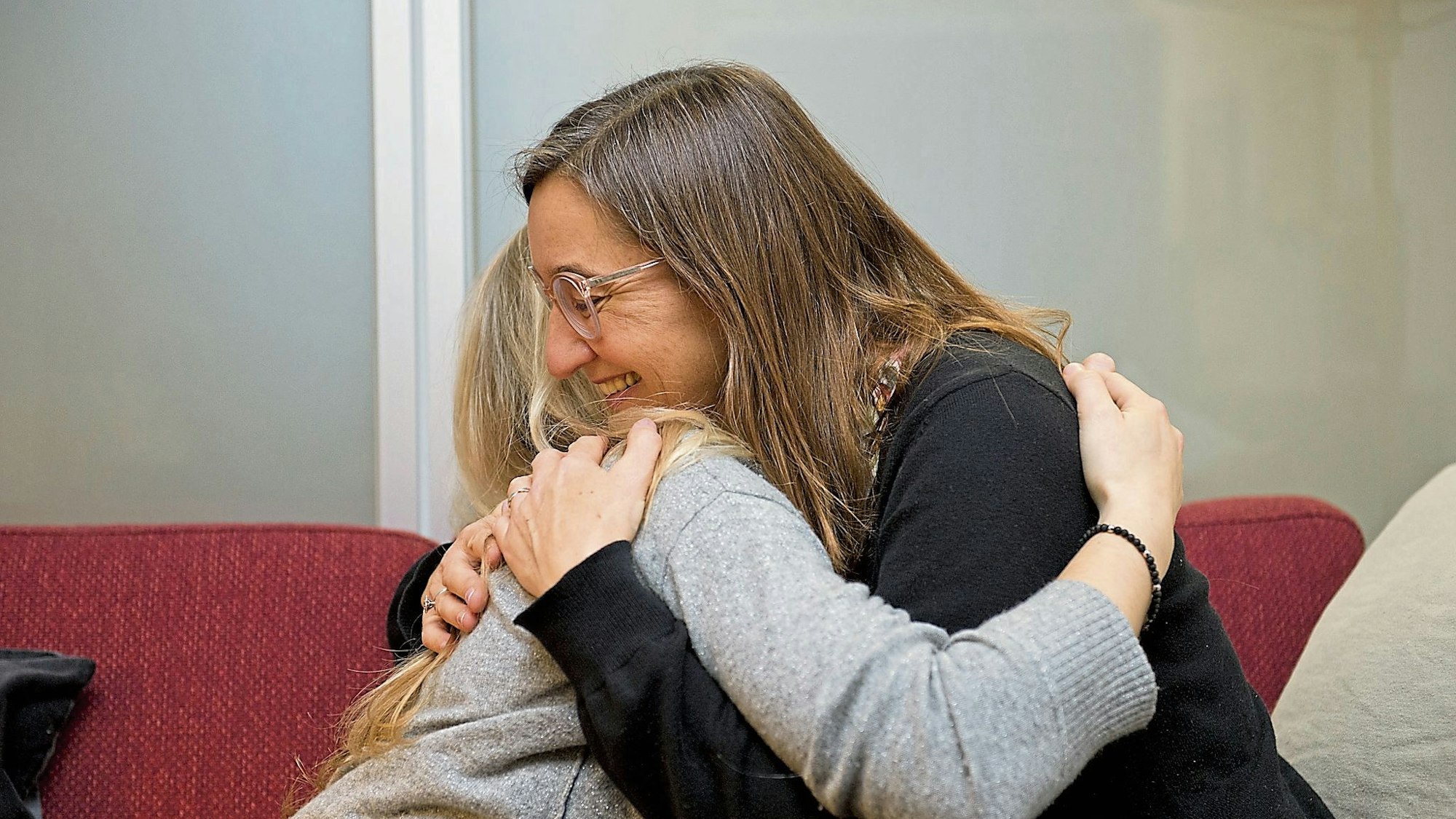 Keine Berührungsängste: Anette Wolff kuschelt nebenberuflich mit fremden Personen.