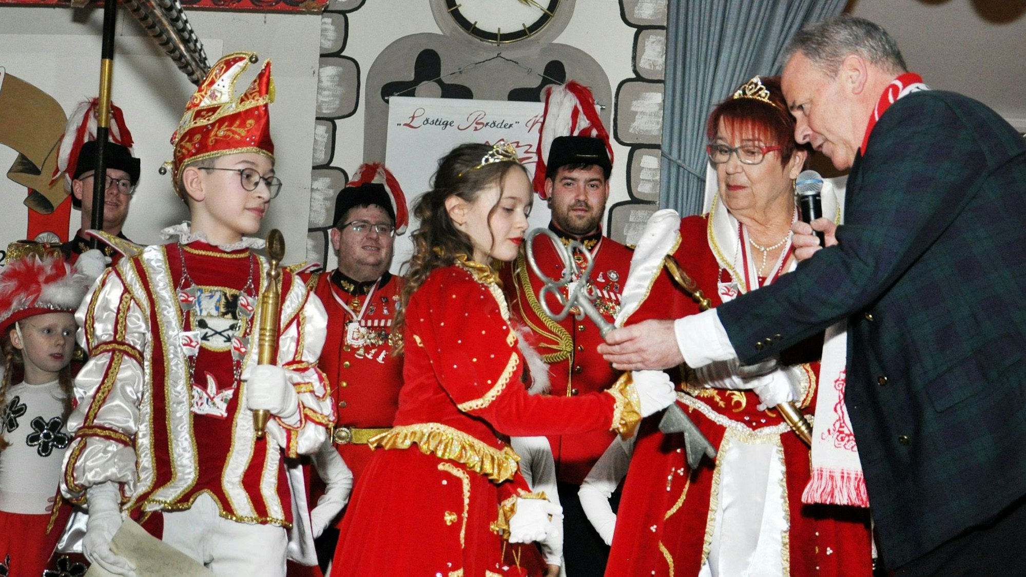 Kalls Bürgermeister Hermann-Josef Esser überreicht dem Kinderprinzenpaar Emil I. (Sträußl) und Annika III. (Pleuß) das Zepter. Neben Esser freut sich auch Prinzessin Uschi I. Saßman.