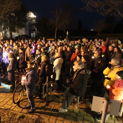 Rund 450 Menschen versammelten sich zu einem Lichterzug vor dem Rathaus in Neunkirchen.