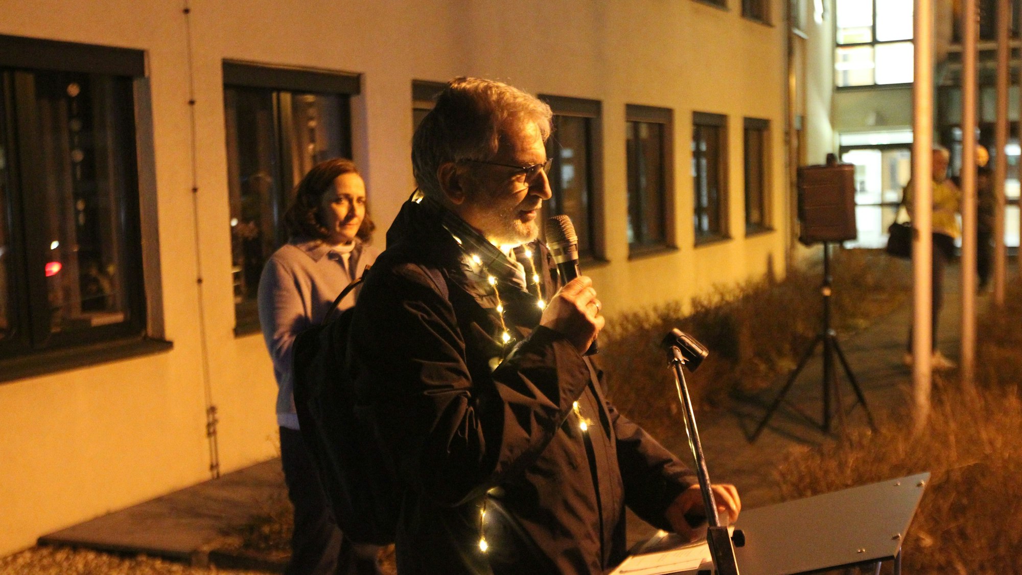 Rainer Thoma und Bürgermeisterin Nicole Berka sprachen vor dem Rathaus zu den Menschen.