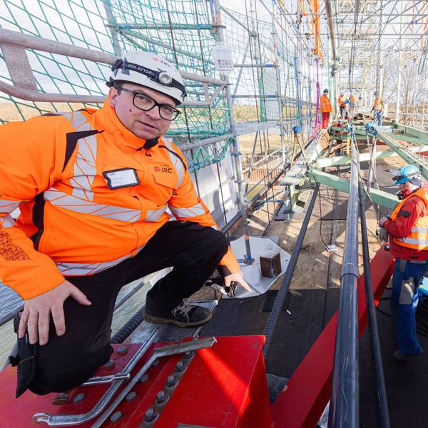 Florian Moldenhauer von SEH Reconstruction auf der Baustelle an der Niehler Hafenbrücke.