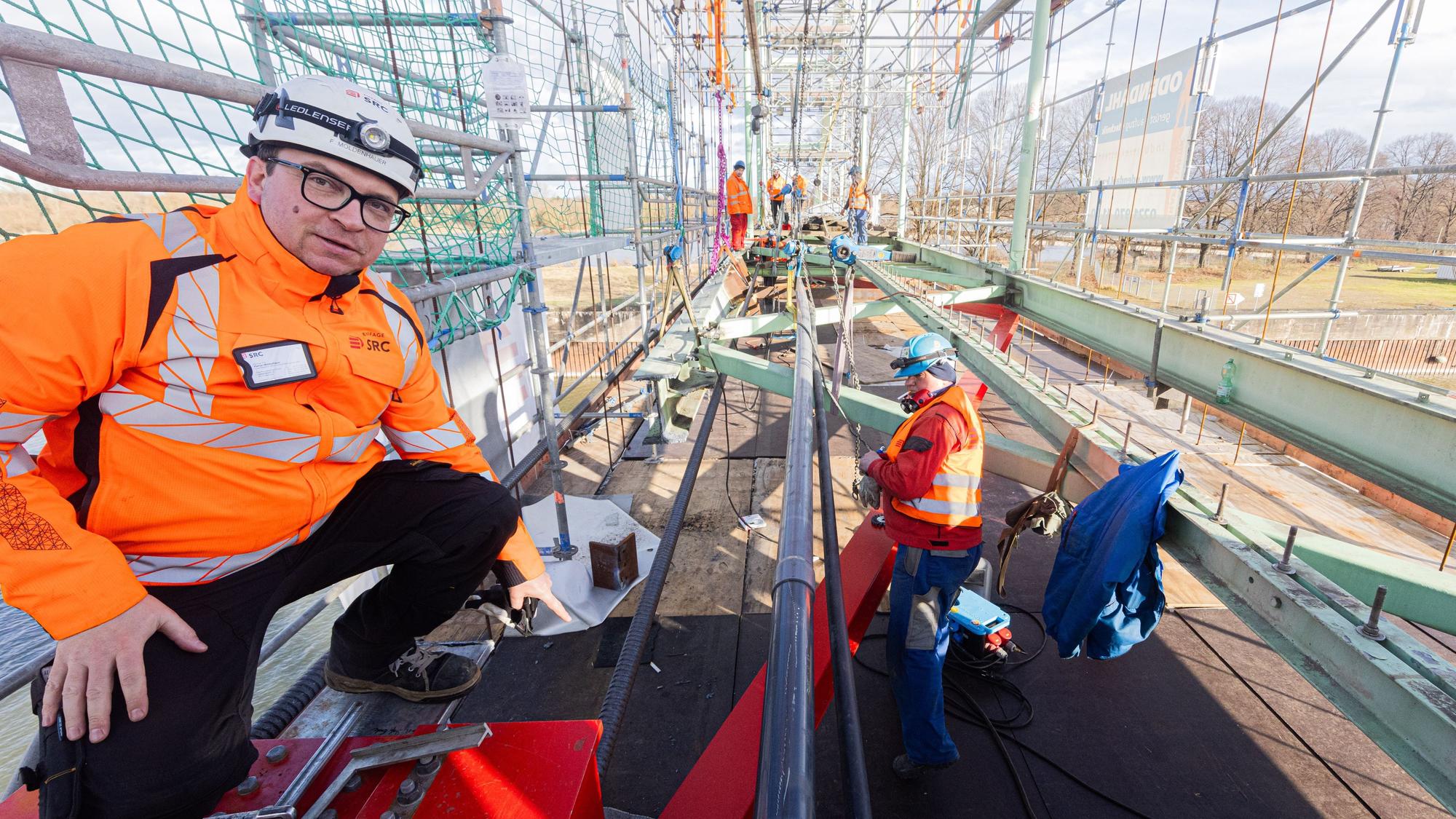 Florian Moldenhauer von SEH Reconstruction auf der Baustelle an der Niehler Hafenbrücke.