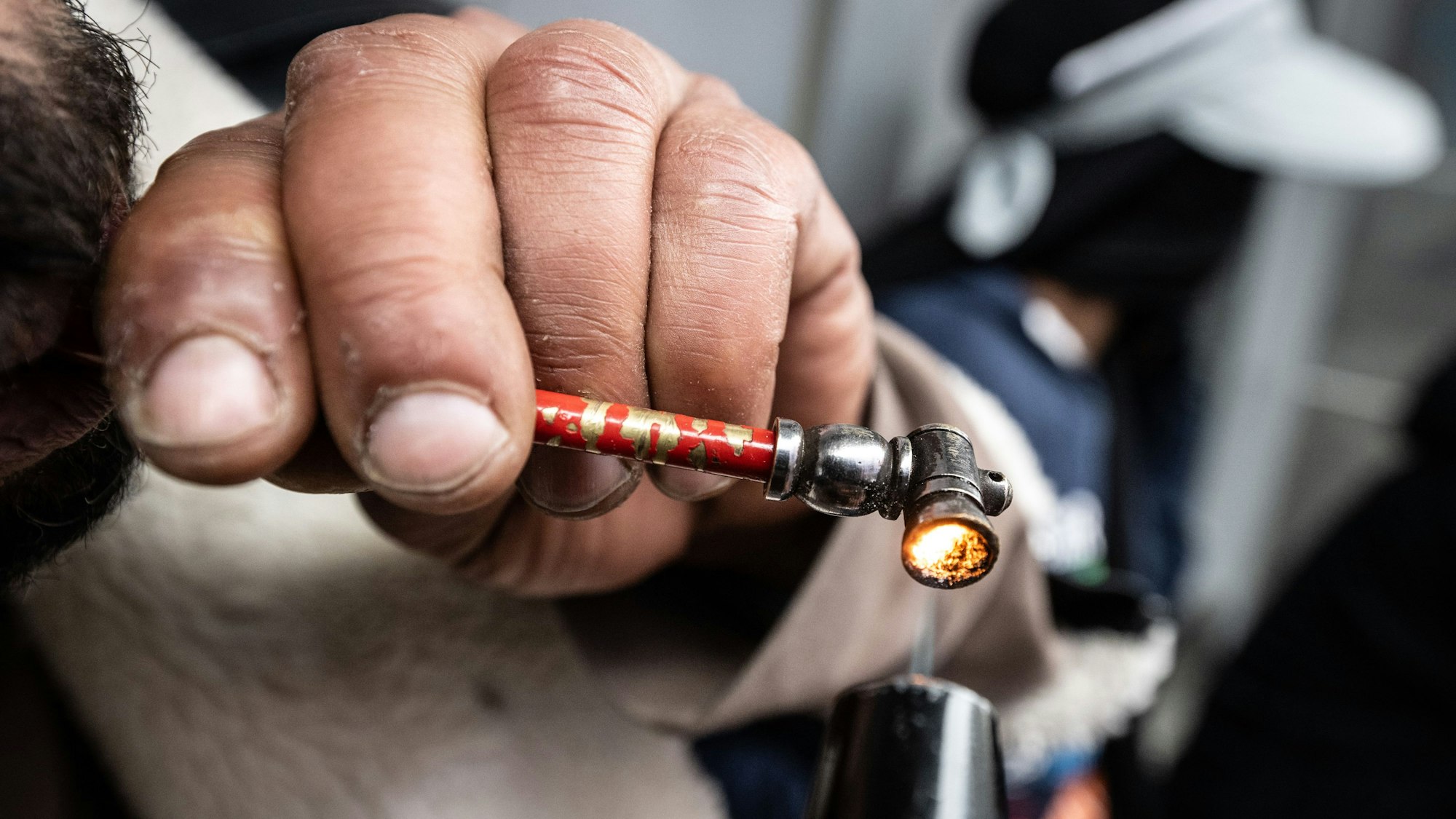 Ein Süchtiger zündet sich eine Crack-Pfeife an.