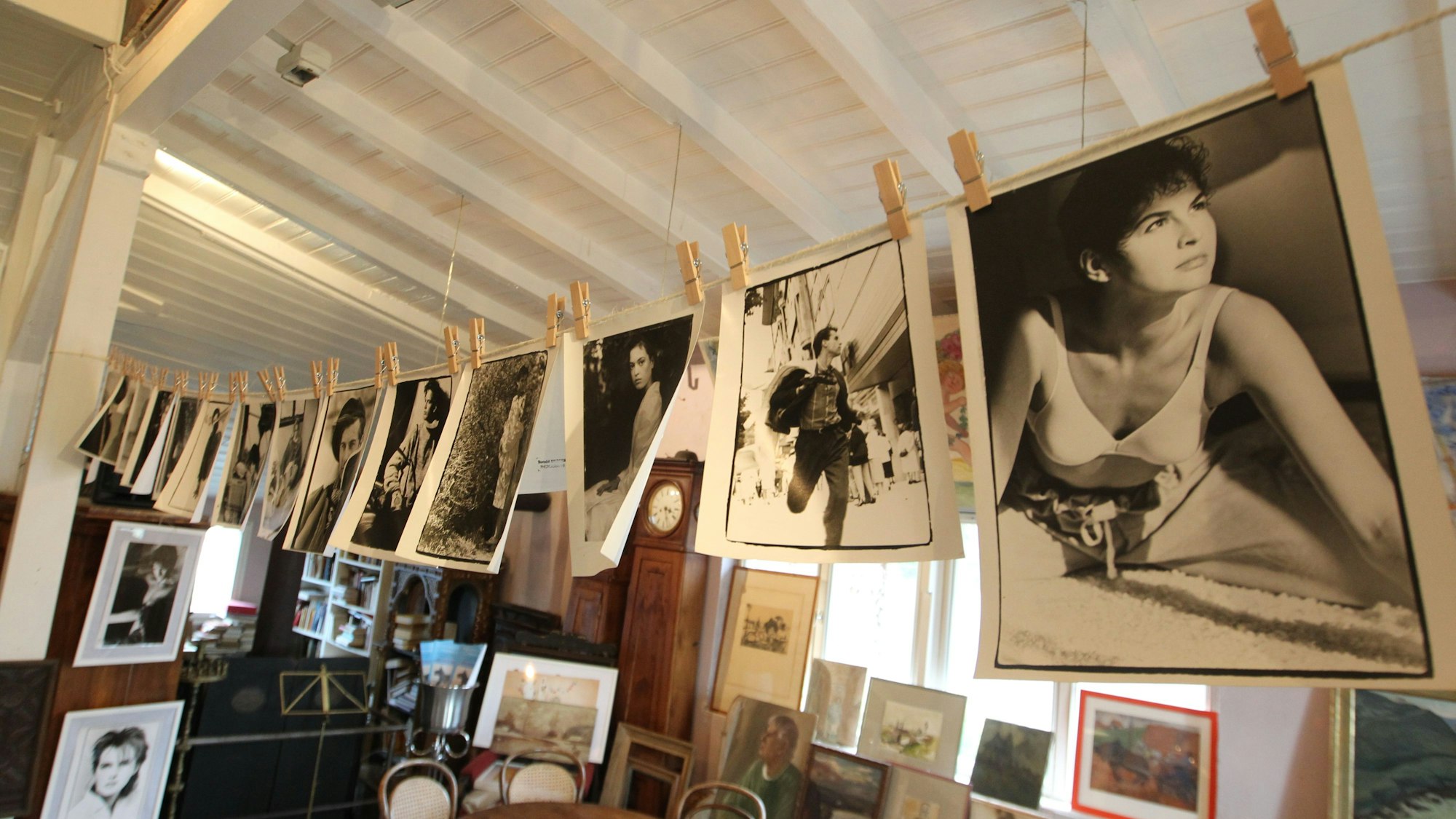 Im Saal des Kunsthaus Seelscheid hängen die Bilder an der Wäscheleine.