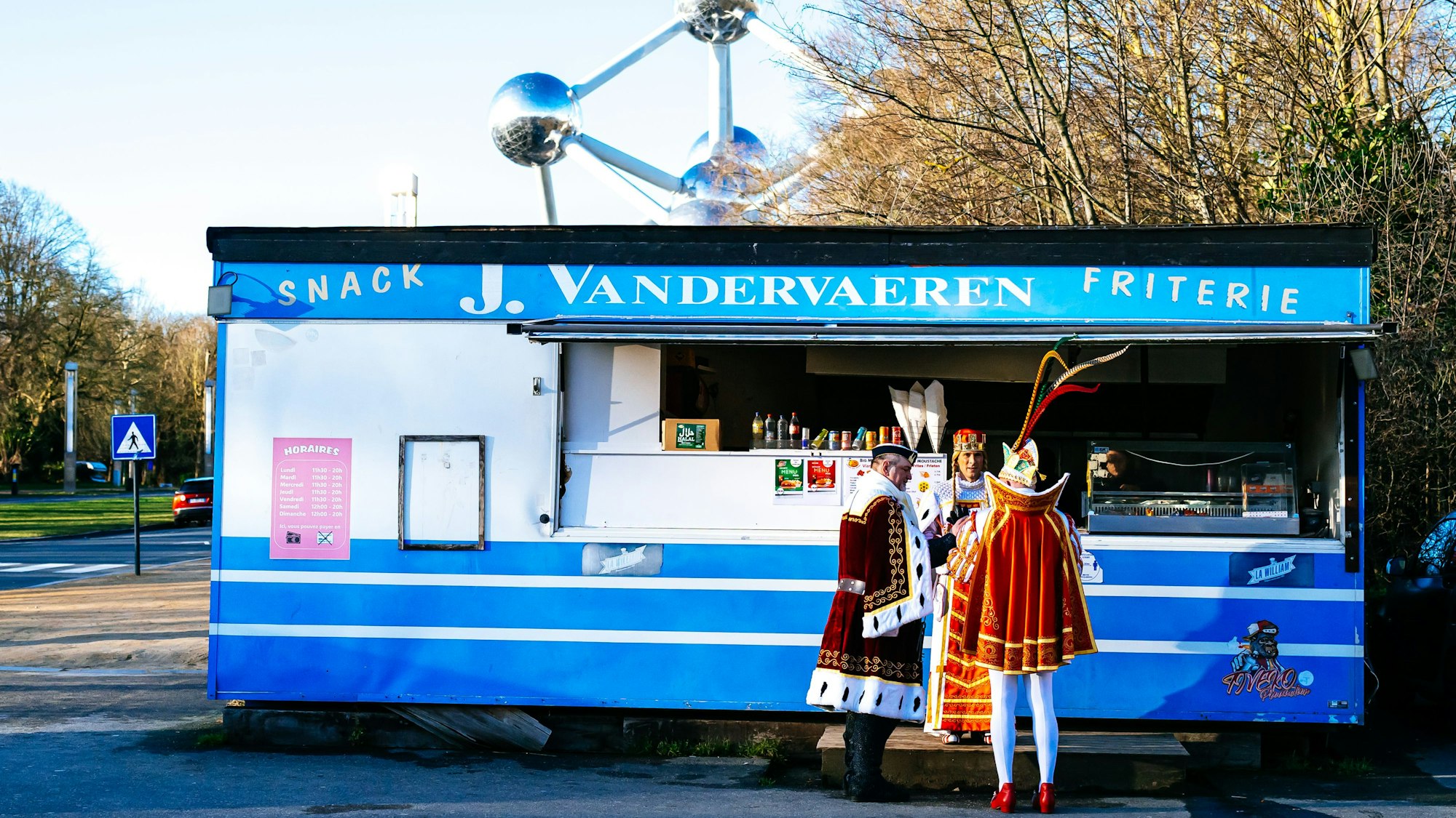 Kurze Stärkung: Unweit des Atomiums in Brüssel bestellte sich das Kölner Dreigestirn die landestypischen Fritten.