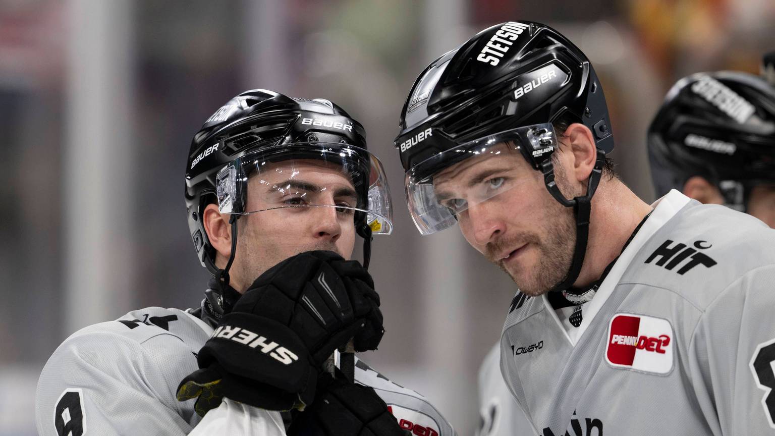 Topscorer der Haie: Maximilian Kammerer und Alexandre Grenier (r.).