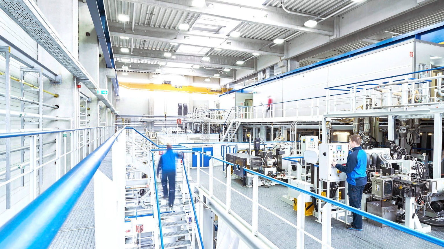 Der Blick in eine hochmoderne und eine sehr saubere Fabrikhalle mit Maschinen.