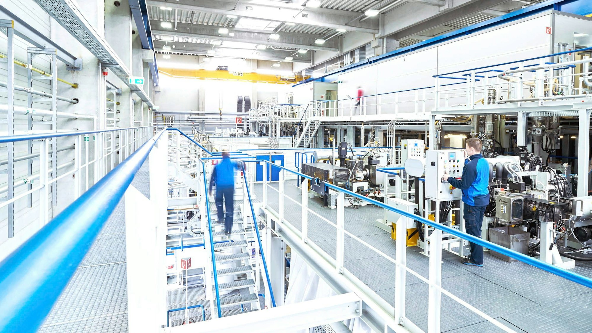 Der Blick in eine hochmoderne und eine sehr saubere Fabrikhalle mit Maschinen.