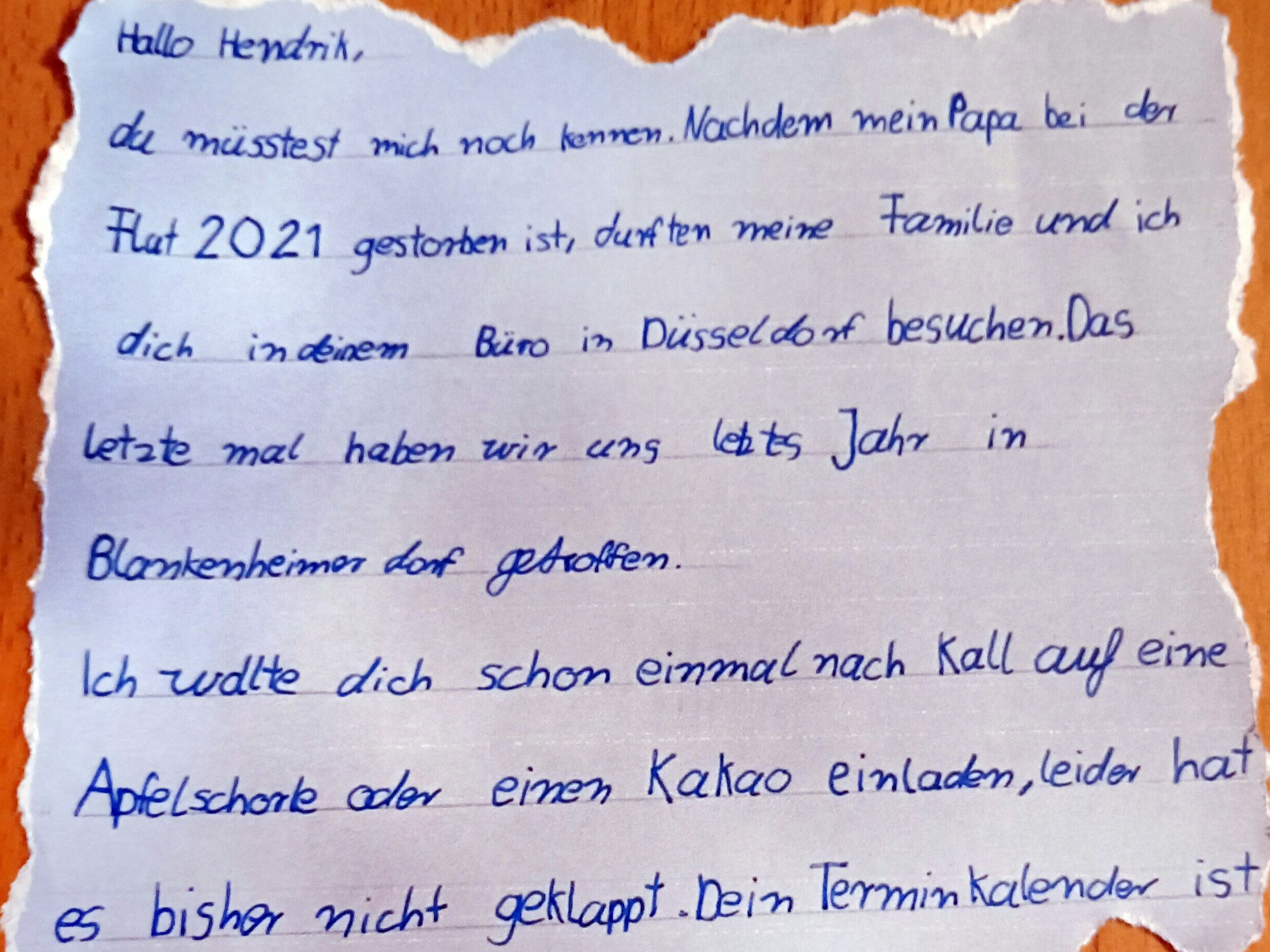Auf einem Stück Papier ist ein Teil des Briefes zu lesen, den der zwölf Jahre alte Emil Sträußl an Ministerpräsident Hendrik Wüst geschrieben hat.